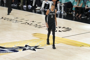 手套：文班改变了比赛 后卫里靠防守改变比赛的只有我儿与霍勒迪