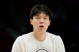 杨瀚森没给等待的球迷签名 后者：我们也没吃饭的 你给签个不行吗