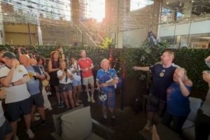 每体：苏格兰球迷身穿格子裙吹响风笛，占据了波士顿的众多酒吧