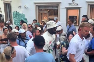 放飞自我！“詹姆斯吃着冰激凌现身街头引起轰动～”