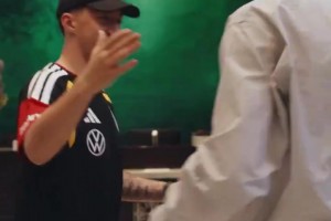 吓死了！C罗给坐轮椅球迷签名，险些被误伤