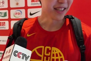杨瀚森接受采访遭王俊杰“偷袭”随即调侃后者是亚一锋~