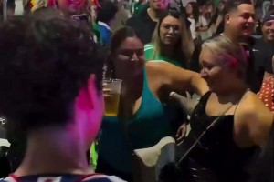 我要打十个？墨西哥女孩们竟然排着队亲日本球迷